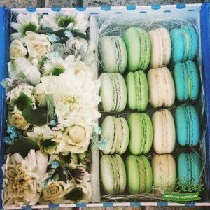 Коробка с цветами и сладостями Мой Праздник