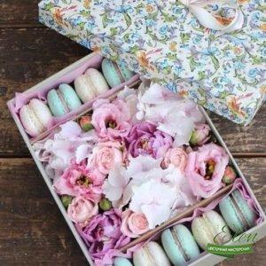 Коробка с цветами и сладостями Нежный Снег