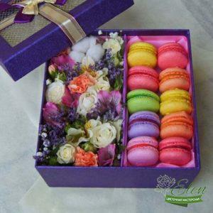 Коробка с цветами и сладостями Радуга