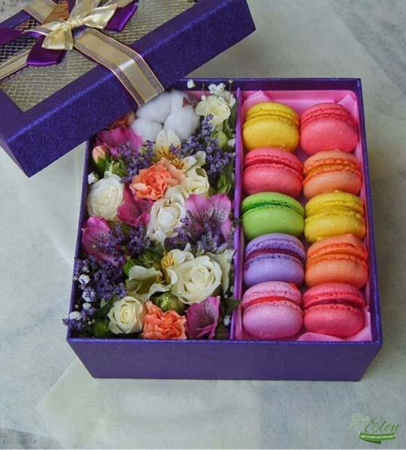 Коробка с цветами и сладостями Радуга