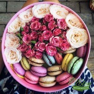 Коробка с цветами и сладостями Рай