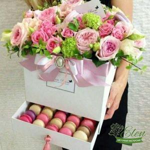 Коробка с цветами и сладостями Шикарный День