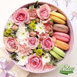Коробка с цветами и сладостями Сладкое Наслаждение