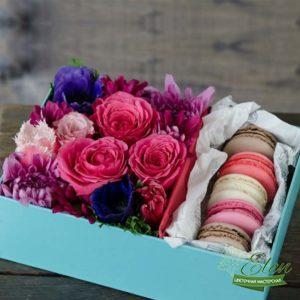 Коробка с цветами и сладостями Сладости