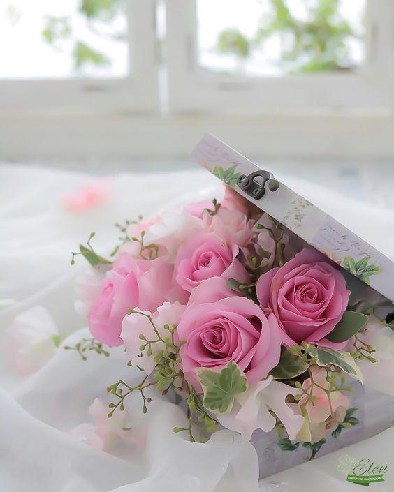 Эта нежная цветочная композиция в коробке Нежность порадует вас в праздничный день и добавит вашему дому уют и радостное настроение.