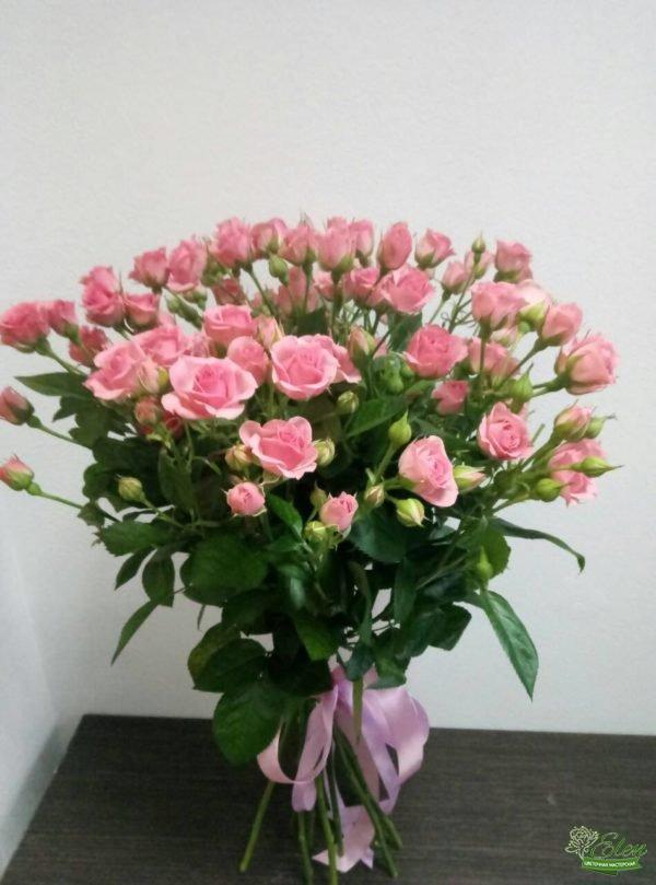 Букет из 11 розовых кустовых роз принесет весеннее настроение на ваш праздник.