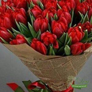 Букет из 51 красных тюльпанов отличный весенний комплимент от наших флористов.