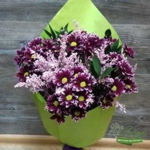Этот букет из хризантем от цветочной мастерской Elen будет прекрасным дополнением к вашему подарку.