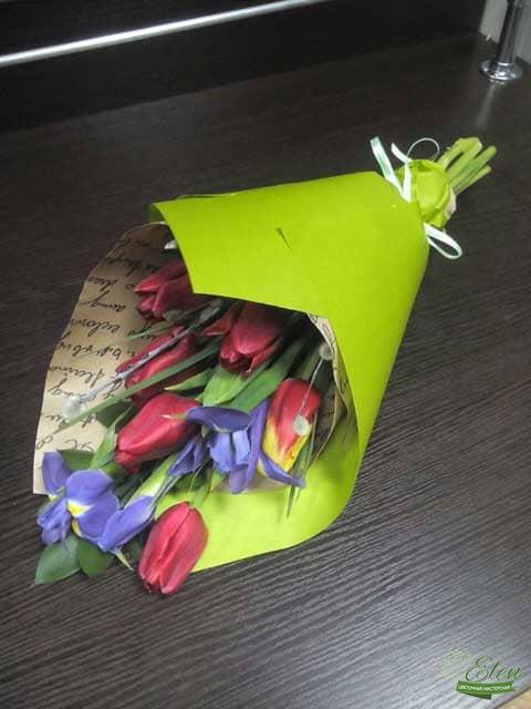 Букет цветов из тюльпанов и ирисов
