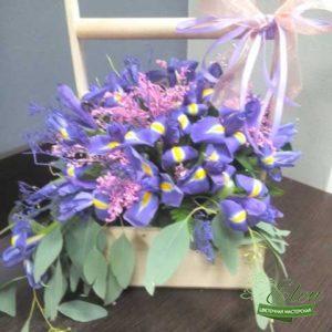 Композиция из ирисов Весеннее Облако будет отличным подарком для ценителей экзотических цветов.