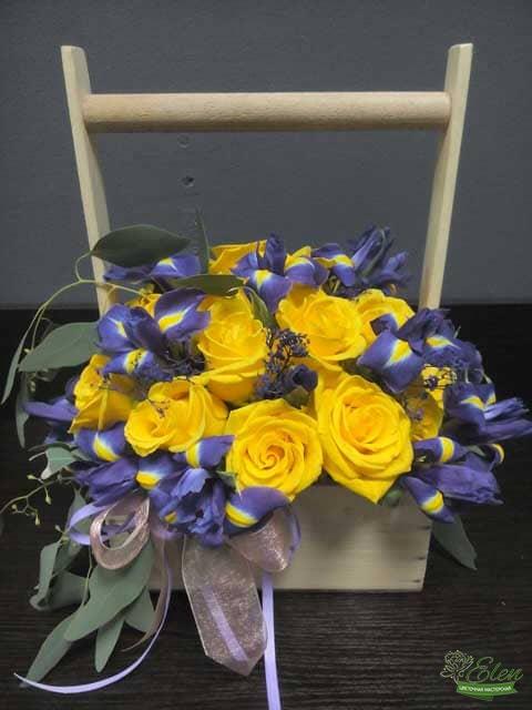 Композиция роз и ирис Патриотическая отличный подарок для девушек любого возраста которая не оставит их равнодушными.