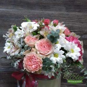 Коробка из роз и хризантем Звездочка это изысканный подарок для каждой женщины.