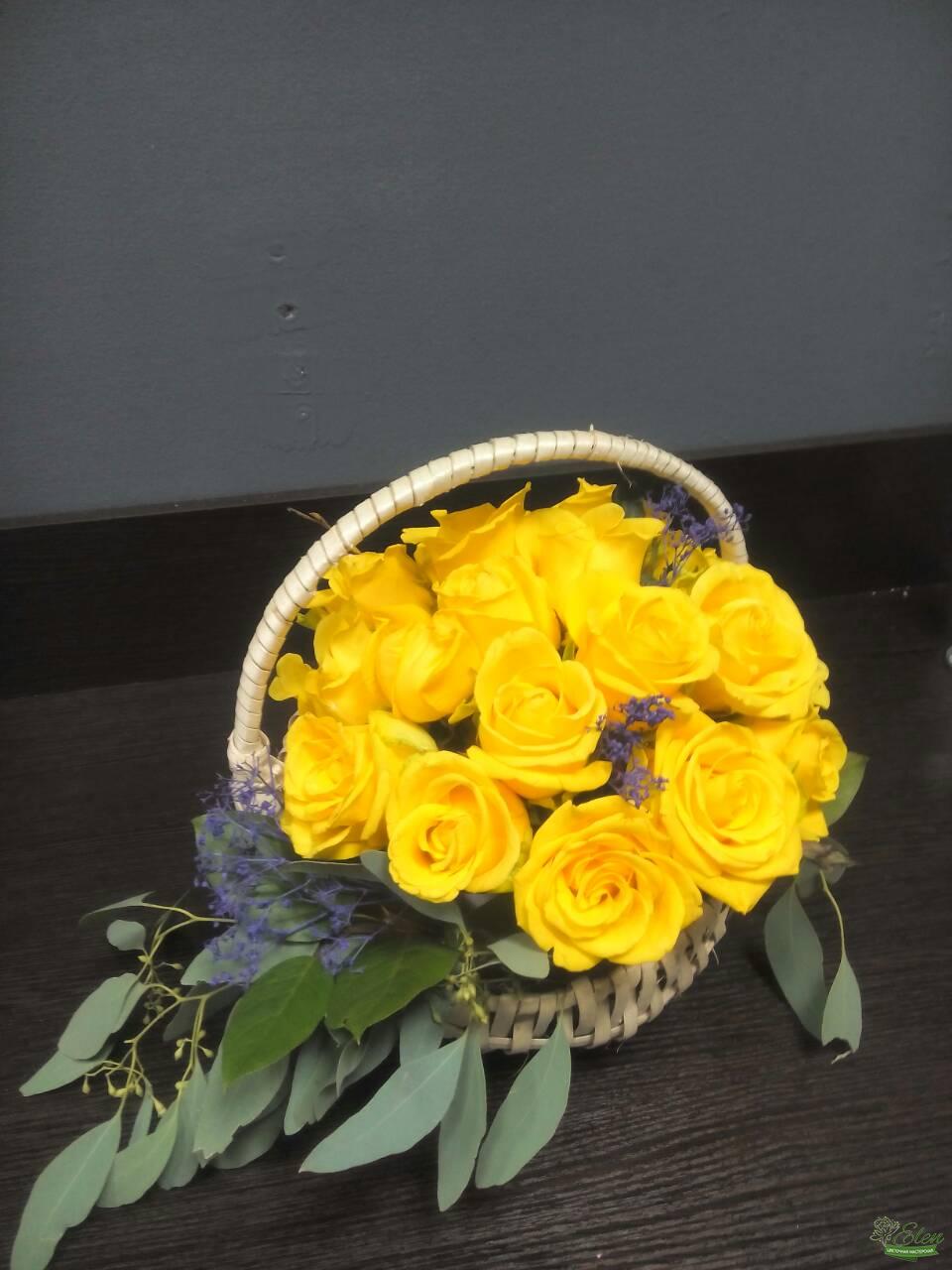 Корзина из желтых роз это изысканный подарок для каждой женщины.