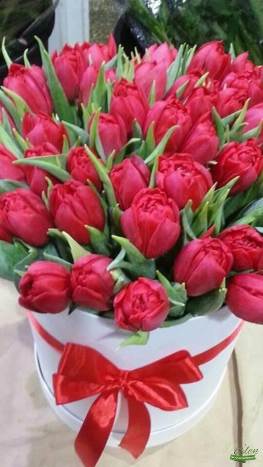 Шляпная коробка 25 красных тюльпанов будет хорошим вариантом для похода в гости к друзьям.