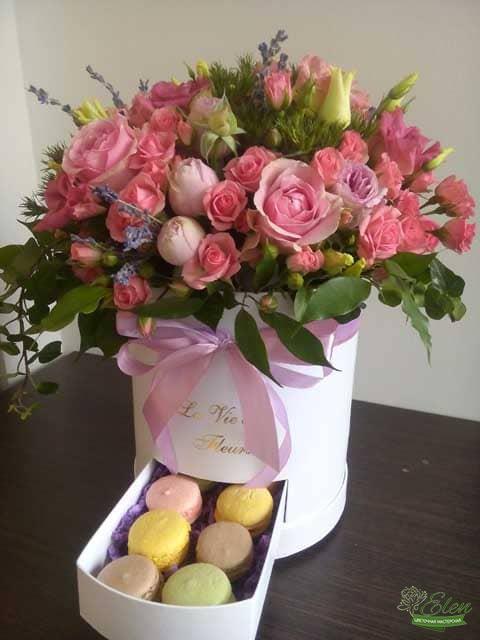 Шляпная коробка из роз и эустомы Шикарный День  будет хорошим вариантом для похода в гости к друзьям.