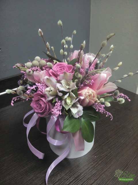 Шляпная коробка из роз и тюльпанов от цветочной мастерской Elen,порадует любого получателя даже в будничный день.