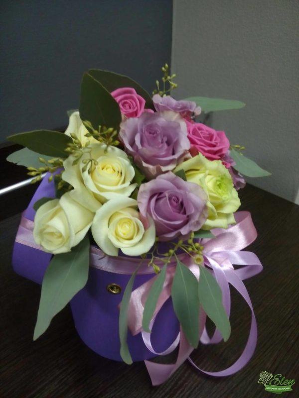 Шляпная коробка из роз Лиловый Блюз это изысканный подарок для каждой женщины.