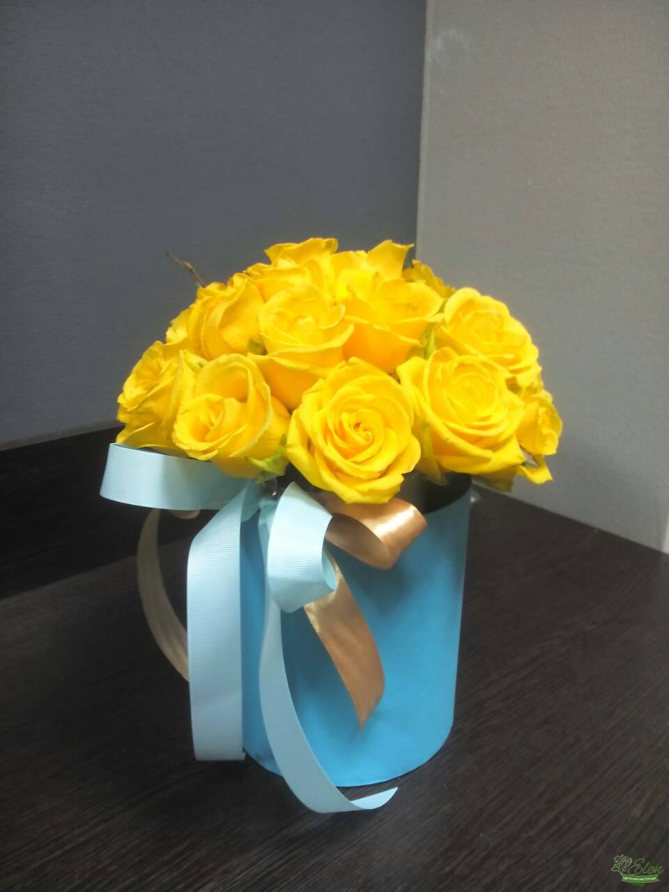 Шляпная коробка из желтых роз это изысканный подарок для каждой женщины.