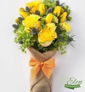 Букет из желтых роз и тюльпанов Солнечный отличный подарок для девушек любого возраста которая не оставит их равнодушными.